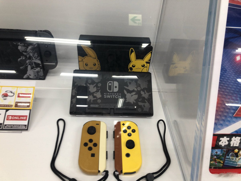 Nintendo : les premières photos de la Switch collector Pokemon let's Go! Nintendo : les premières photos de la Switch collector Pokemon let's Go!