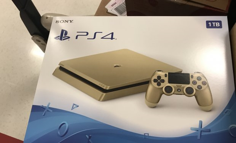 Jaquette de PlayStation 4 : La version dorée à 349,99 € pour le 9 juin ?