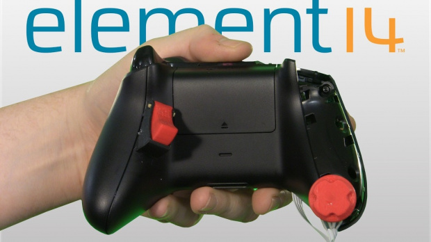 Une manette Xbox One à une main