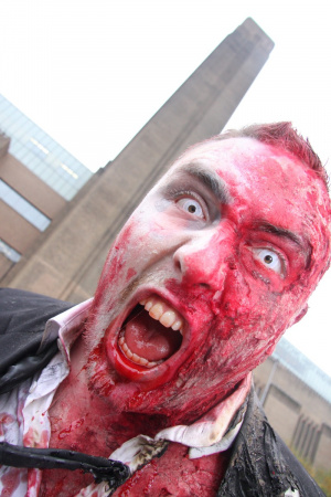 Une horde de zombies dans les rues de Londres