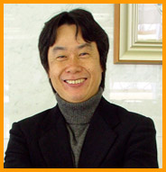 Miyamoto au centre d'un chat