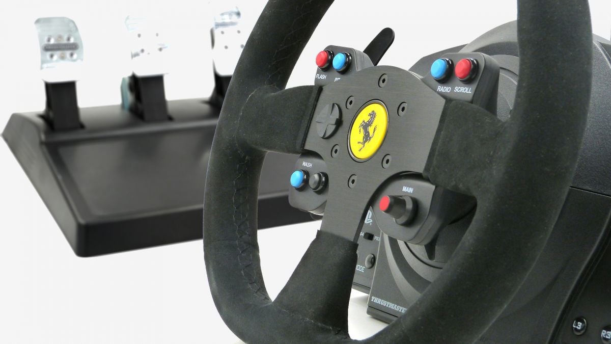 Test du volant Thrustmaster T300 Ferrari Racing Wheel Alcantara Ed. : La  revanche rennaise - Comparatif : 20 volants de course à l'essai, entre 80  et 1600€ 