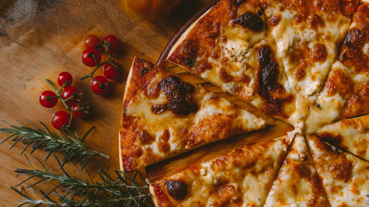 Bitcoin Pizza Day : comment une simple pizza est devenue le symbole de la  crypto ? - jeuxvideo.com