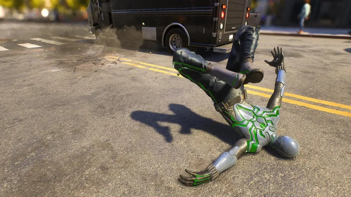 Même la science ne parvient pas à savoir si Spider-Man devrait encaisser des dégâts de chute… Et pourtant, Insomniac l'a fait