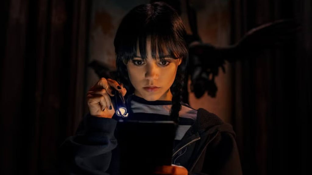"Un plaisir macabre" Jenna Ortega fait des étincelles dans la saison 2 de Mercredi sur Netflix