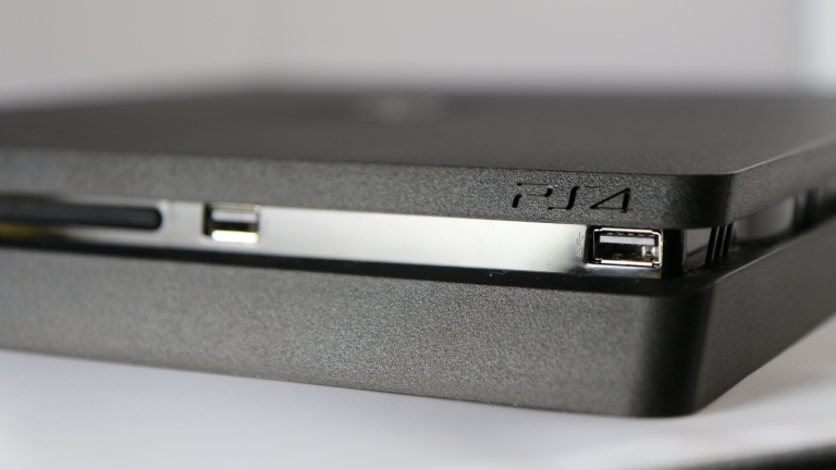 la PS4 Slim déjà en stock et en vitrine au Royaume Uni