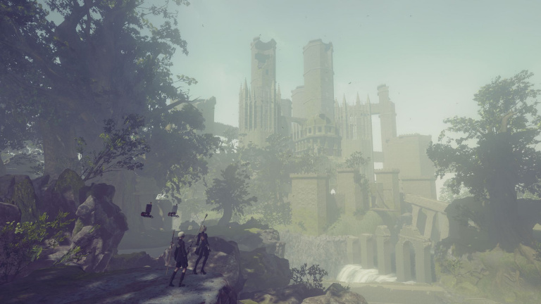 NieR Automata : 2B combat près d'un château en ruines