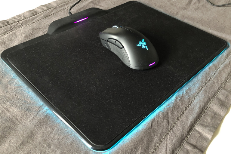 CES 2018] Razer Hyperflux, le tapis de souris qui recharge sans fil votre  souris !