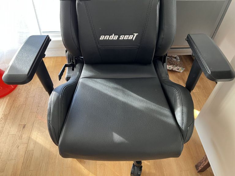 Test de la chaise gamer Anda Seat Kaiser 2 : du confort pour les grands gabarits
