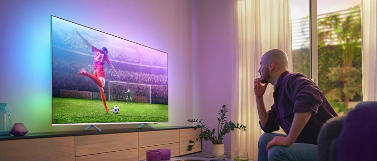 La TV 4K Philips avec HDMI 2.1 et Ambilight tombe à 559€