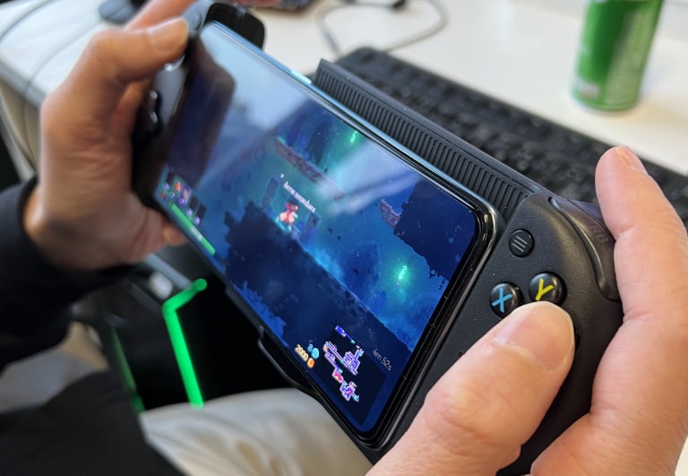 Test de la Nacon MG-X : une bonne manette pour jouer au Game Pass sur smartphone ?