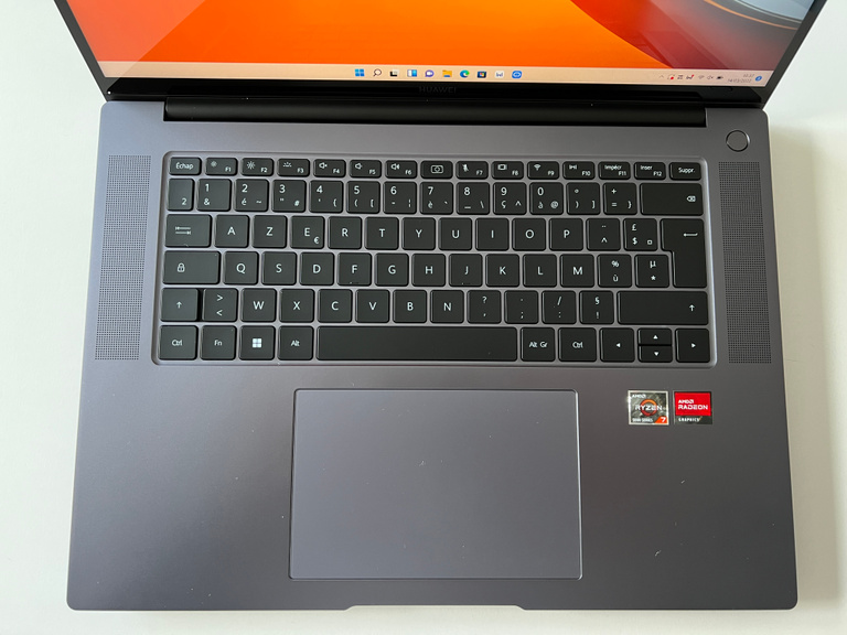 Le MateBook X Pro cache sa webcam dans son clavier