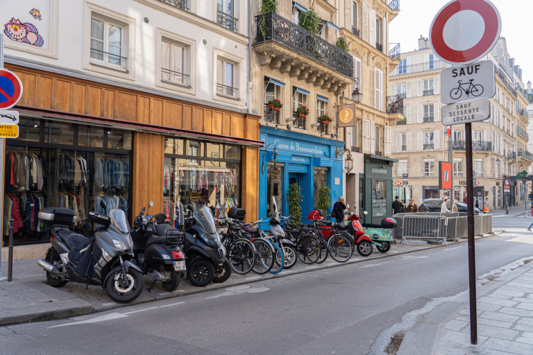 Primarul Parisului va pedepsi șoferii de vehicule neelectrice cu două roți
