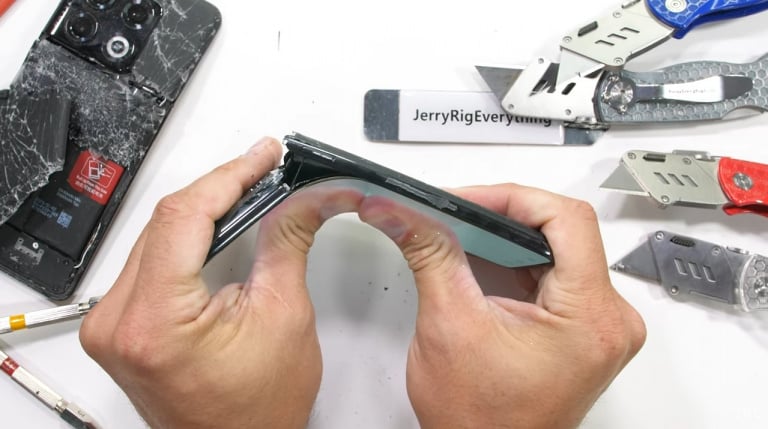 Personne ne le savait, le OnePlus 10T est un téléphone pliant !