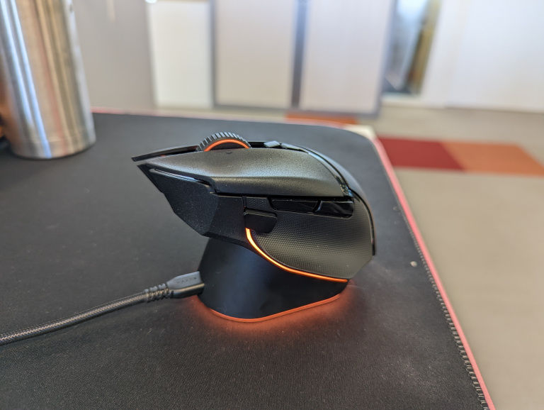 Test : la souris sans fil gamer Razer Basilisk V3 Pro est parfaite, sauf qu'il lui manque une batterie...