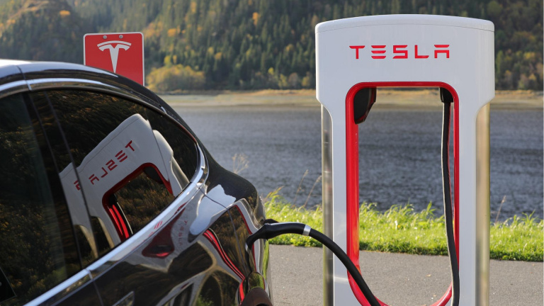 Tesla va une nouvelle fois révolutionner la recharge des voitures électriques avec ses prochains Superchargeurs V4