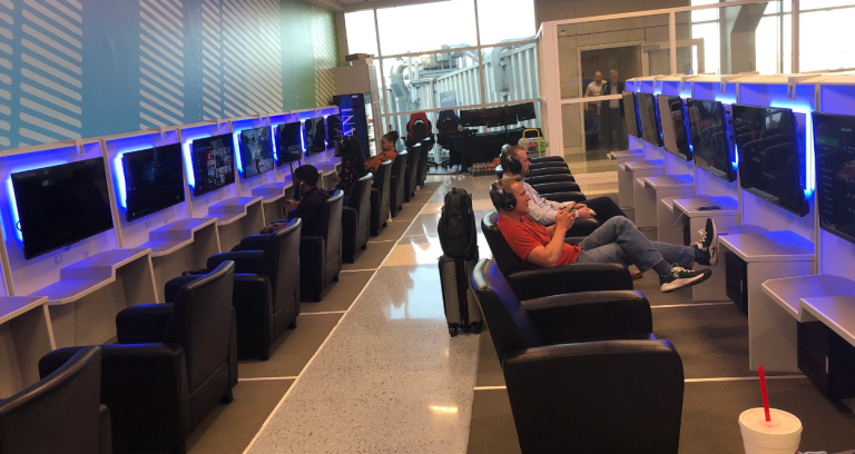 Si vous vous ennuyez en attendant votre avion, cet aéroport dispose d’une gaming room pour patienter