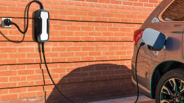 Voiture électrique : ce chargeur compatible avec les véhicules Tesla, Renault et BMW est en promotion chez Amazon