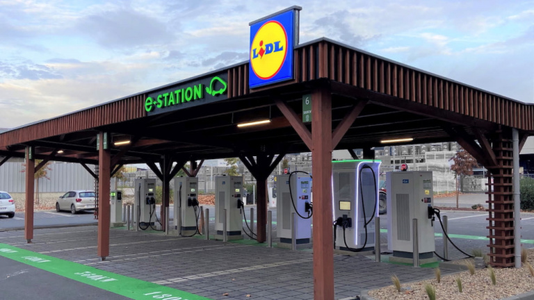 Lidl casse les prix de la recharge pour voitures électriques avec sa toute première e-station