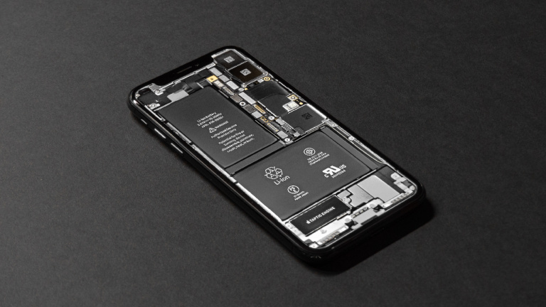 Apple a voulu tout faire tout seul, mais se retrouve dans une impasse avec ses puces d'iPhone qui l'oblige à coopérer avec un géant de la Tech