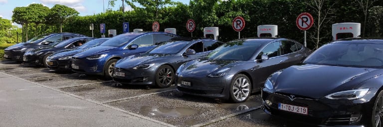 Voitures électriques : Tesla nous a menti sur sa conduite autonome !