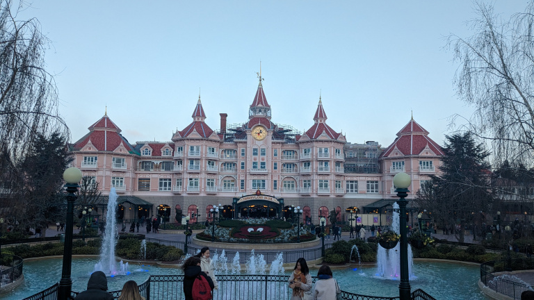 Je suis allé à Disneyland Paris pour la première fois de ma vie, et je suis devenu accro...