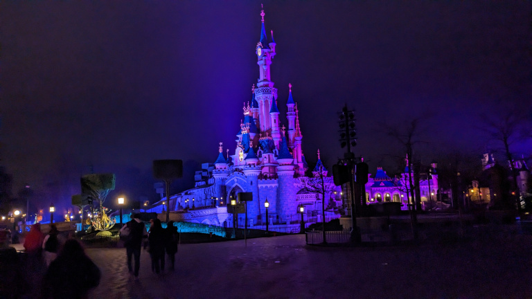 Je suis allé à Disneyland Paris pour la première fois de ma vie, et je suis devenu accro...