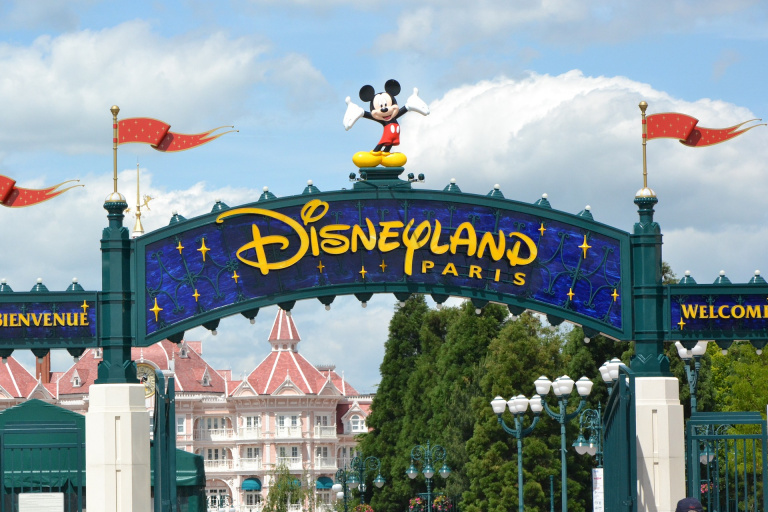 « Nous avons été trop agressifs » : Disneyland est trop cher, son patron l’admet, mais…