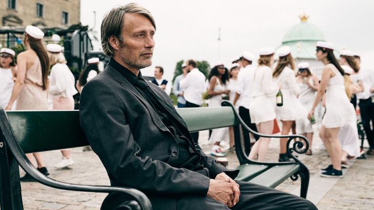 Ils picolent toute la journée pour être plus heureux, ce film avec Mads Mikkelsen est gratuit