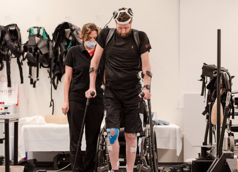 Un “pont numérique” entre le cerveau et le corps : une nouvelle technologie pour aider les patients paralysés