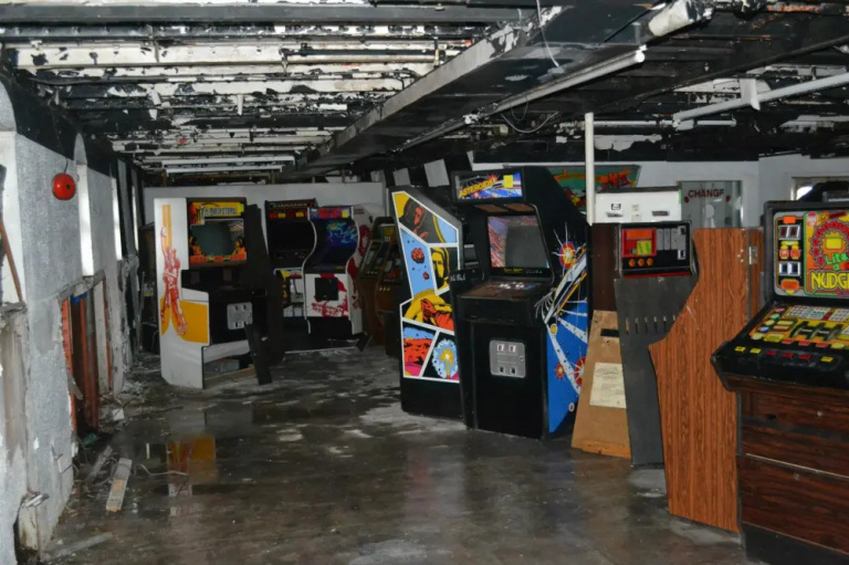 Ce navire abandonné a gardé pendant 30 ans un trésor inestimable : 50 bornes d’arcade qui n’intéressent personne sauf les gamers !