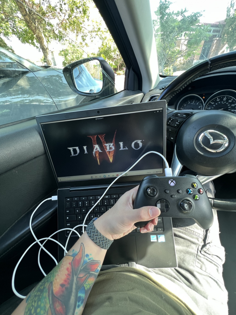 Pour s’occuper dans sa voiture, ce joueur joue à Diablo 4 sur son ordinateur portable à 300 euros
