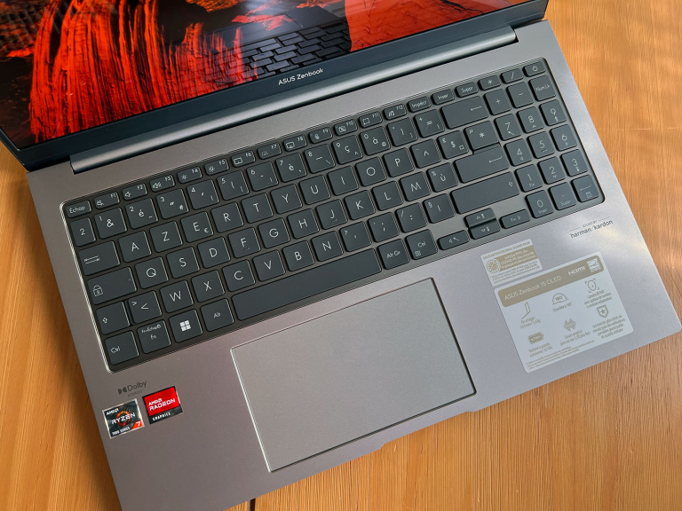 Test ASUS Zenbook 15 OLED : un PC portable polyvalent, pour le travail ou le divertissement