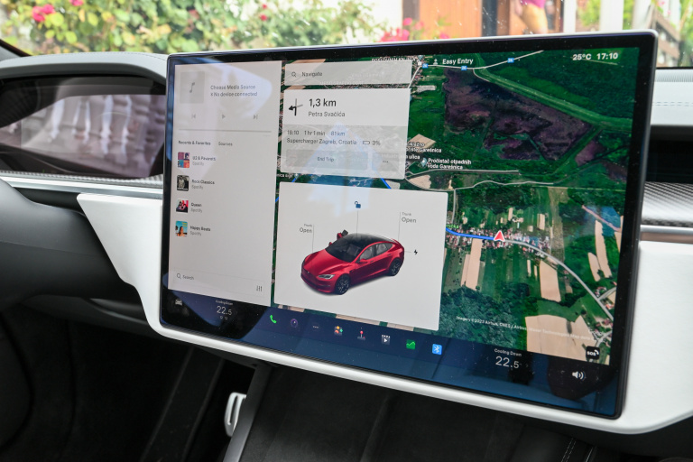 Elon Musk accélère encore sur son projet le plus fou : commercialiser la première voiture électrique Tesla 100% autonome