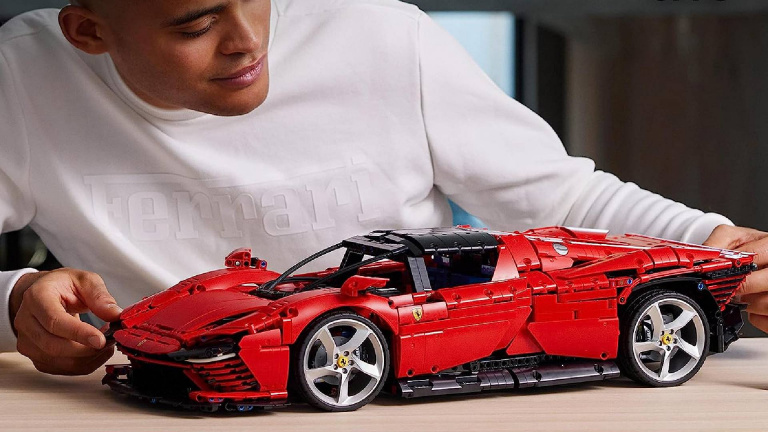Soldes LEGO : 130€ de réduction sur cette superbe Ferrari Daytona SP3 en briques, un set aussi collector que complexe