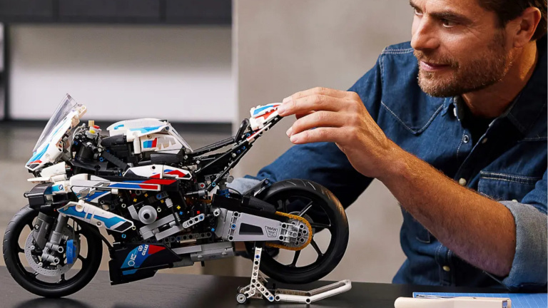Soldes LEGO : -32% de réduction sur cette moto BMW, un set complexe et  spectaculaire 