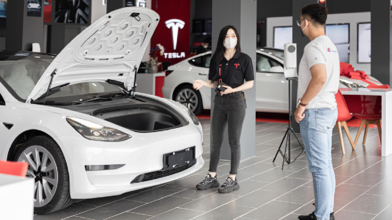 Gros bug chez Tesla : 280 000 voitures électriques (Model 3 et Model Y) pourraient avoir le volant qui « freeze »