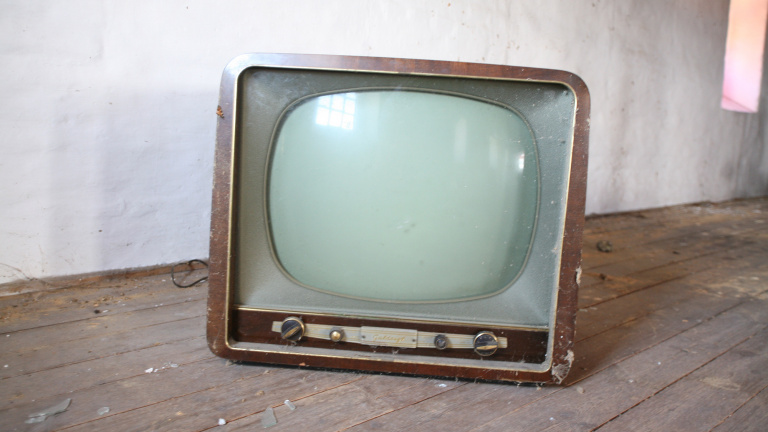 C’est officiel, les gens regardent beaucoup moins la télé : cette étude le prouve !
