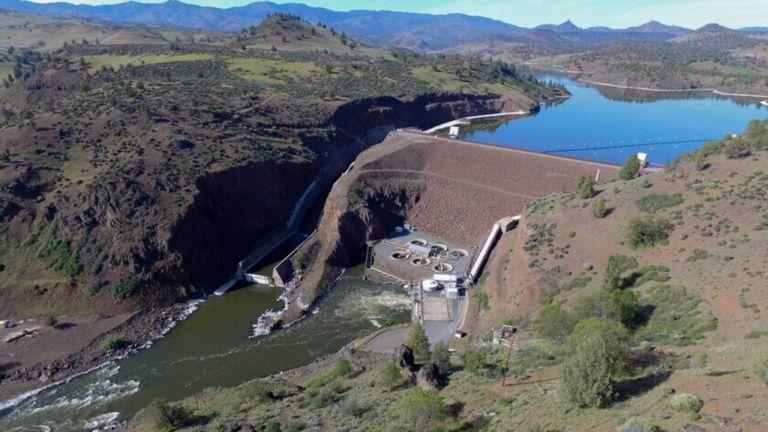La démolition du plus grand complexe de barrages du monde a commencé. Son objectif controversé : ressusciter une rivière.