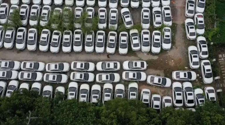 La Chine ne se contente pas de fabriquer massivement des voitures électriques : elle en abandonne aussi des milliers dans des cimetières