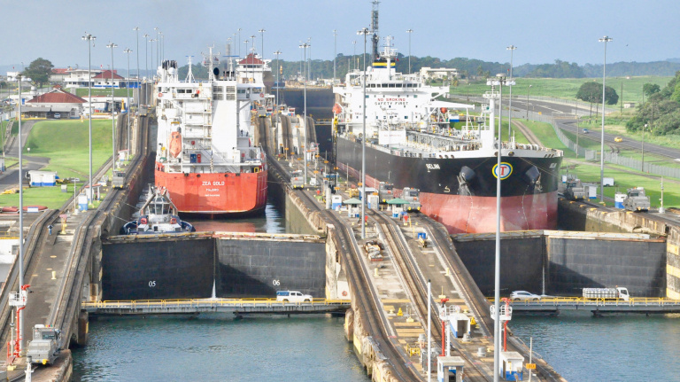 El Canal de Panamá sigue bloqueado por la sequía.  Así hay barcos que pagan más de dos millones de dólares para saltarse la cola