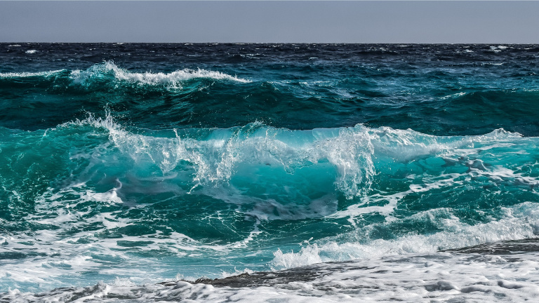 La peau de l’océan : des scientifiques français étudient l’influence de cette fine pellicule d’eau sur le climat 