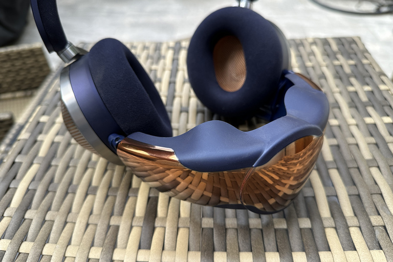 Dyson lance Zone, un casque audio futuriste avec purificateur d'air