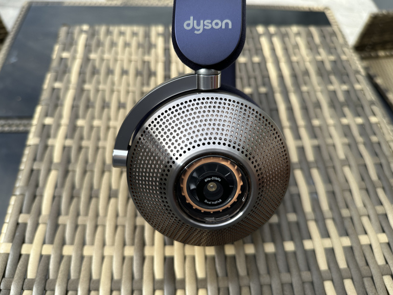 Dyson Zone : on a testé le casque audio/purificateur d'air du