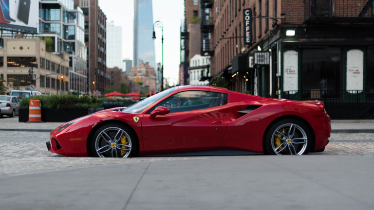 Ferrari accepte les cryptos : combien de Bitcoin (BTC) faut-il pour s’acheter une voiture ?