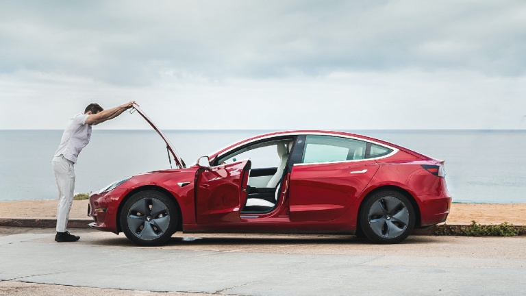 Encore un défaut sur les voitures électriques Tesla : le constructeur forcé par les autorités de rappeler en urgence plus de 54000 voitures