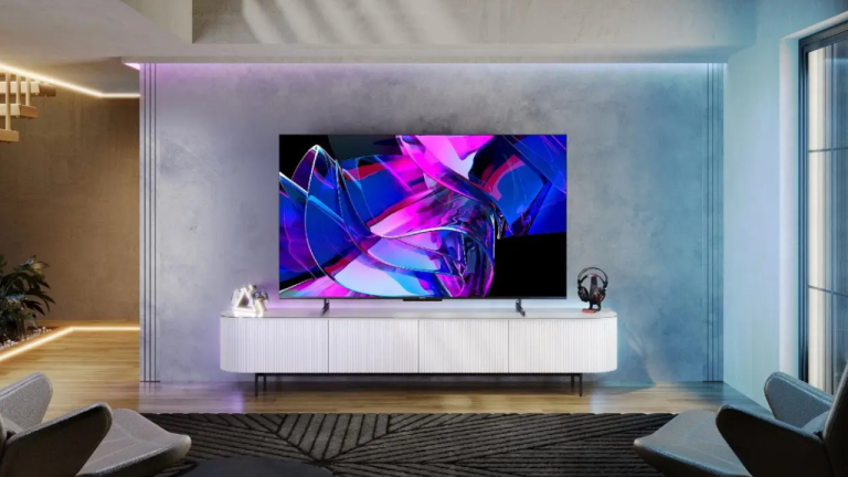100 pouces, c’est la taille de la plus grande TV du marché vendue en France. Mini-LED, 144 Hz, Dolby Atmos et elle n’est pas si chère que ça