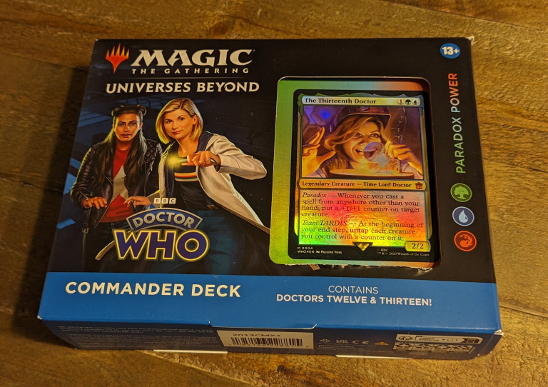 Test MTG : Doctor Who, plus qu’une extension du jeu de cartes pour les fans du Seigneur du Temps ?