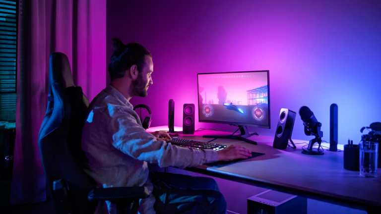 À quoi servent vraiment les bandes lumineuses LED que certains collent  derrière leur écran de PC ? 