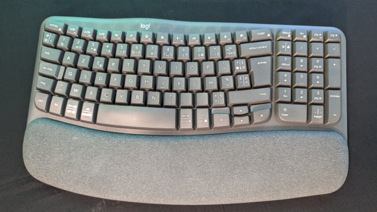C’est inédit pour moi, j’ai testé le clavier ergonomique Logitech Wave Key qui m’a convaincu, si on oublie ce défaut